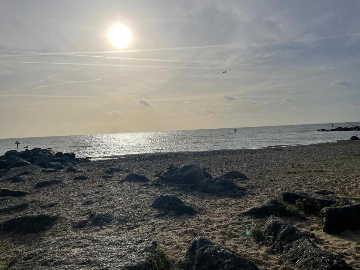 Summer Breeze Deluxe Caravan Rental Saint Osyth Dış mekan fotoğraf